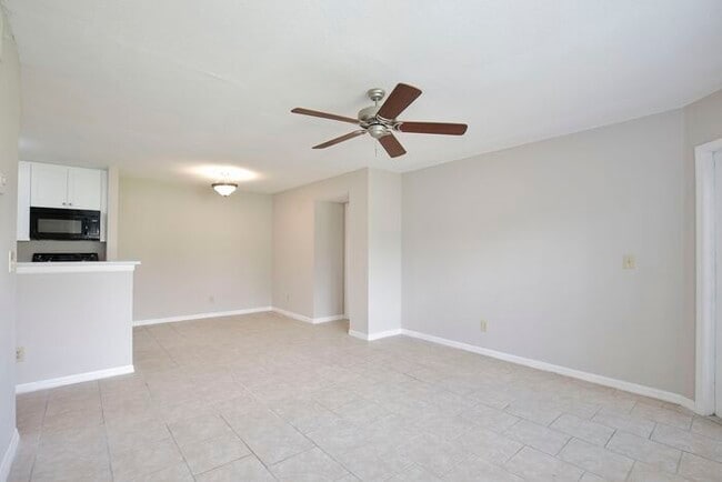 Building Photo - Beautiful 2/2 Cozy Condo with a Covered Pa...