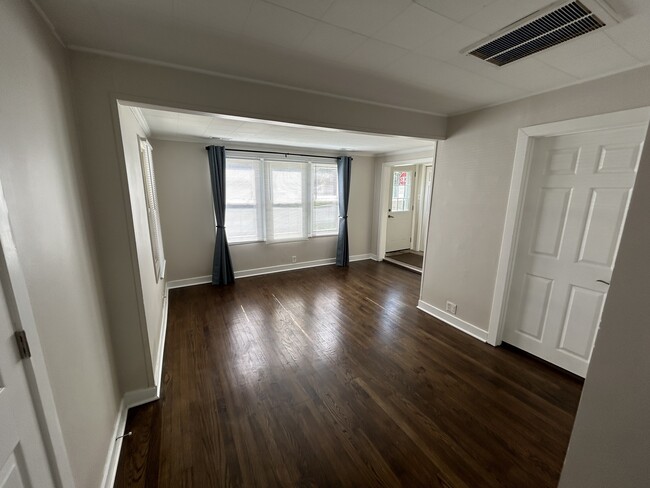 Foto del edificio - 827 N Cedar Lake Rd