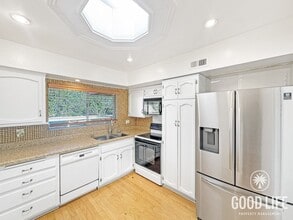 Building Photo - 6868 Hyde Park Dr