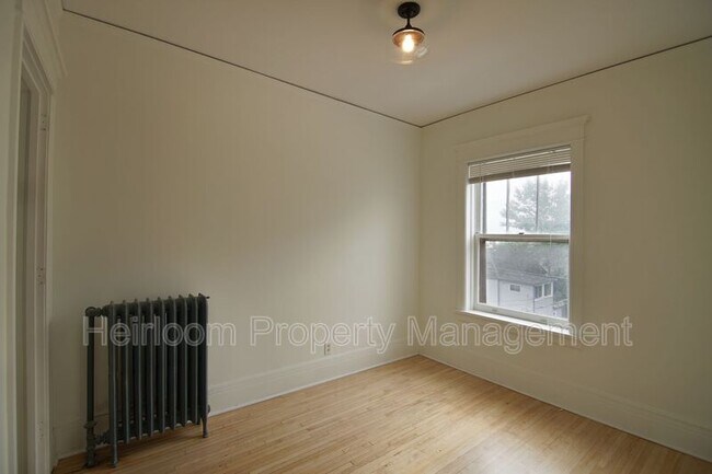 Building Photo - 1026 E 4th St