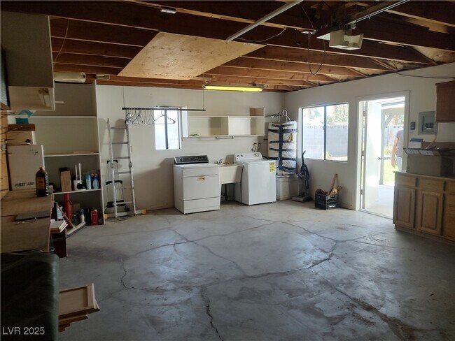 Building Photo - 3221 Sombrero Cir