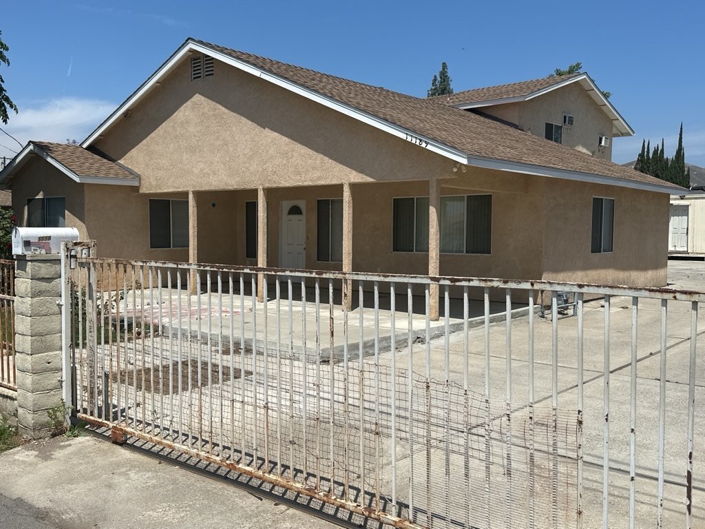 Primary Photo - 3 Bed, 2 Bath, Riverside Home with 1800 Sq...