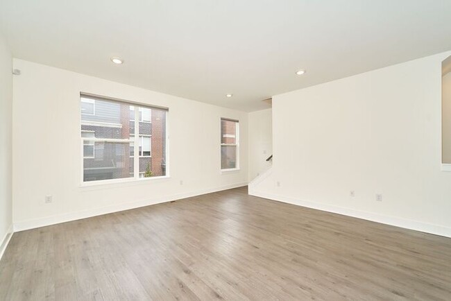 Foto del edificio - Like New Townhome With Your Own Rooftop Vi...