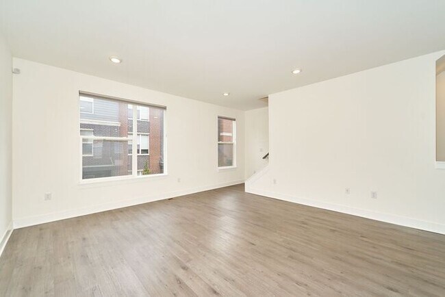 Foto del edificio - Like New Townhome With Your Own Rooftop Views of Downtown Indy!