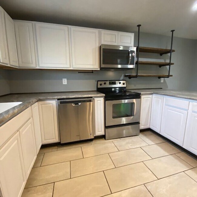 Foto del edificio - Amazing, Recently Renovated2 Bed 1 Bath Ho...