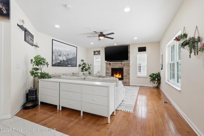 Foto del edificio - 124 Falcon Ln