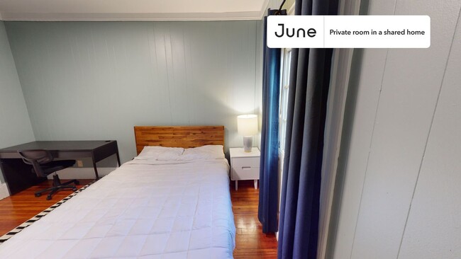 Foto del edificio - Private bedroom in 7 bed/2 bath Home