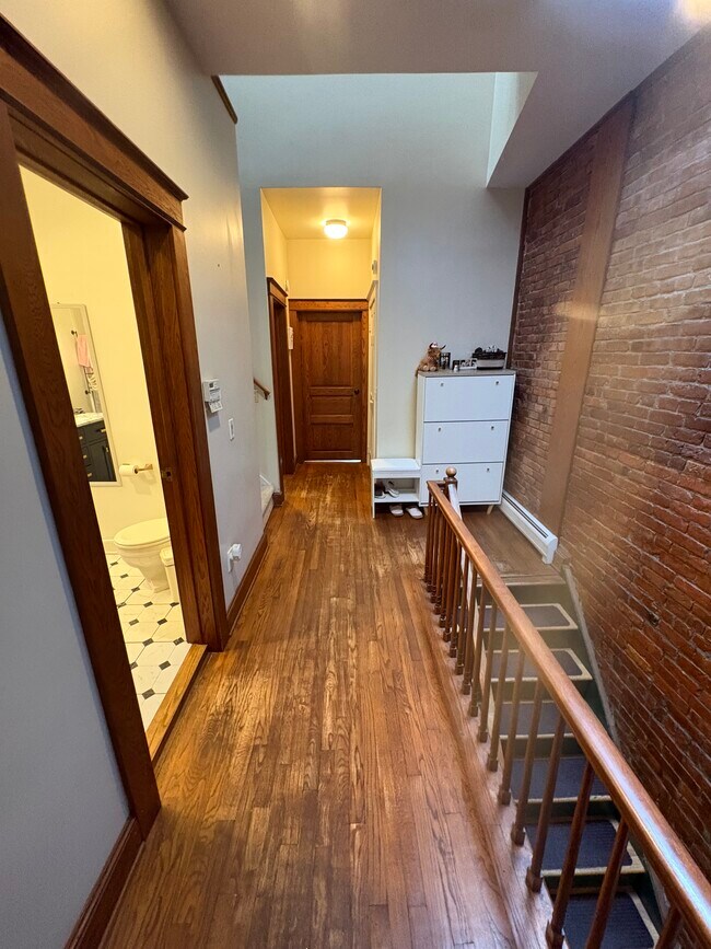 Pasillo del segundo piso (tragaluz, mucha luz natural. Lavadero en este piso). - 342 Hudson Ave