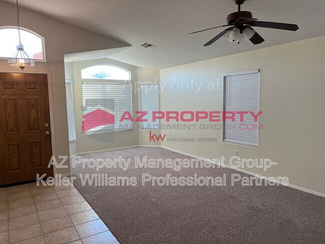 Foto del edificio - 8648 W Paradise Ln