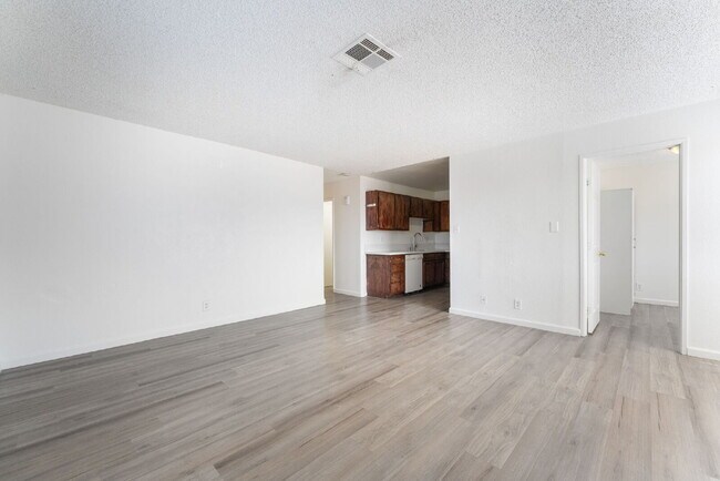 Foto del edificio - 6982 Hopkins Dr