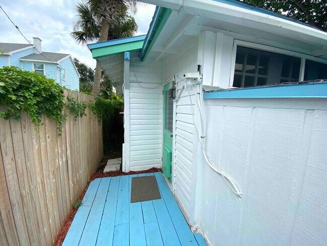 Foto del edificio - Beautiful large studio 2 blocks from the beach