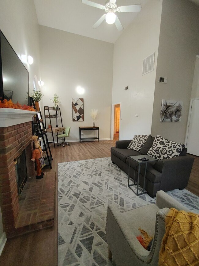 Foto del edificio - Two Bedroom Townhouse with Fully Fenced Yard and Vinyl Plank throughout!