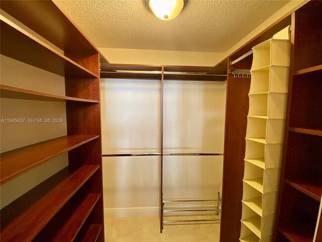 Foto del edificio - 17011 N Bay Rd