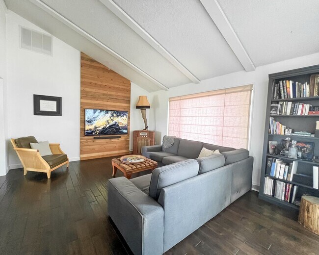 Building Photo - Remodeled 3-Bedroom Single Family Home wit...
