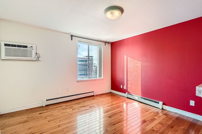 Building Photo - Cool 1 bedroom Condo in Uptown Medical Dis...