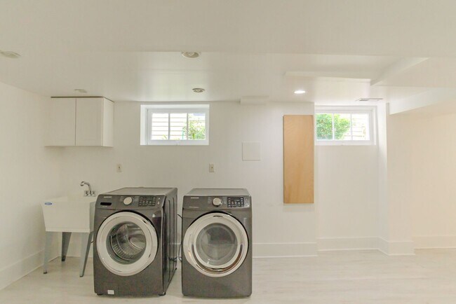 Building Photo - 4bd/1.75ba Seattle Home