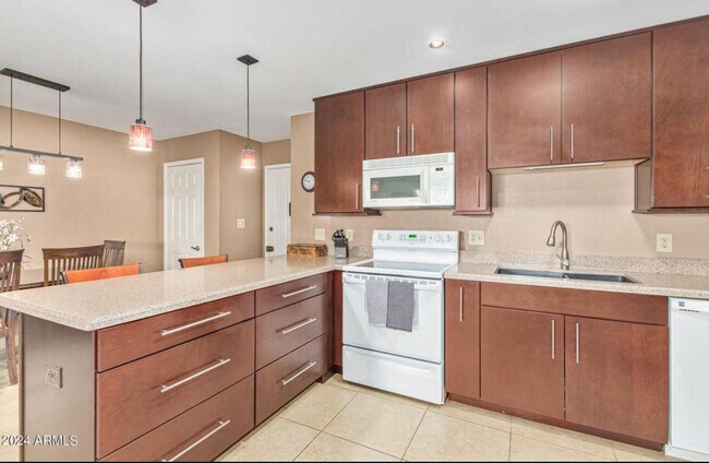 Building Photo - 8649 E Royal Palm Rd