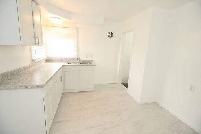 Foto del edificio - 18112 Justine St