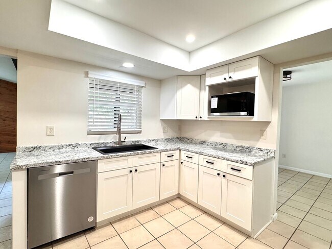 Foto del edificio - 3 Bedroom, 2 Bath Single Family Home in Al...