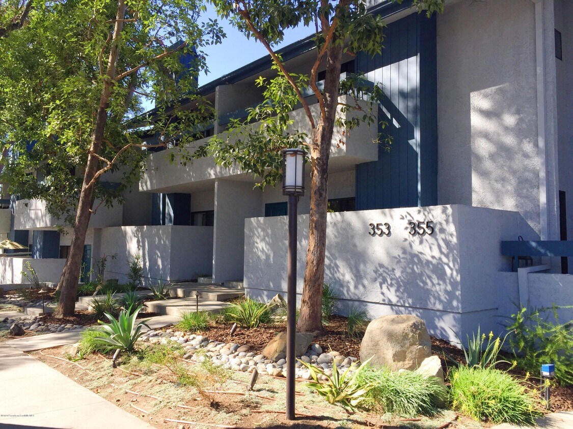 Foto principal - 355 S Marengo Ave