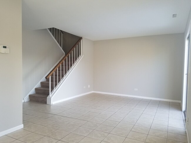 Building Photo - Carol Stream Townhome with Three Bedrooms ...