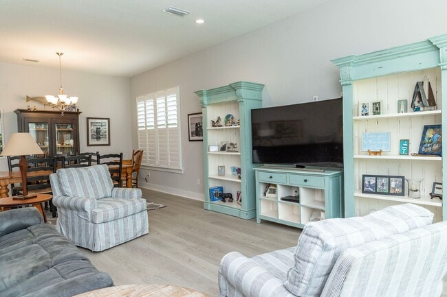 Building Photo - River Town Home