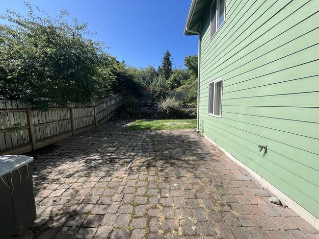 Building Photo - Beautiful Hansville Home