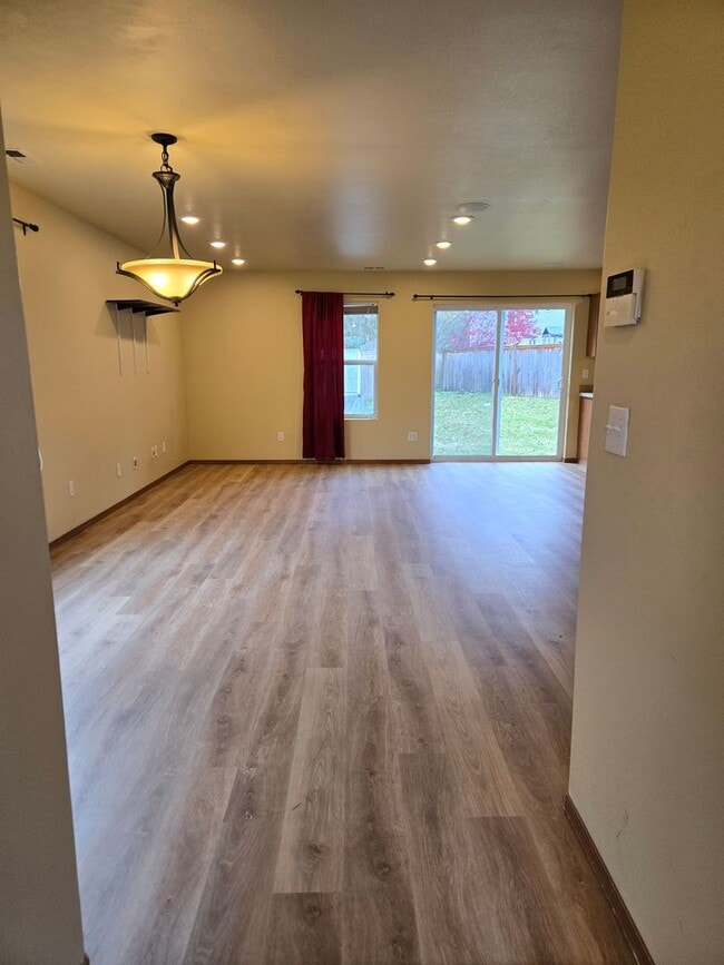 Building Photo - Spacious 3 Bedroom Kent Home!