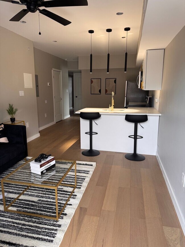 Foto del edificio - Newly Renovated FULLY FURNISHED LUXURY Apt...