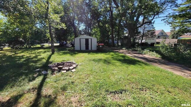 Building Photo - 212 E Maywood Ave