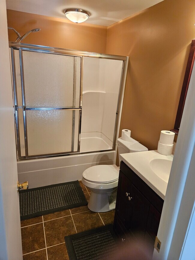 Main Bath Upstairs - 64 Penn Ln
