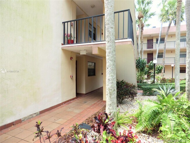 Building Photo - 10825 SW 112th Ave