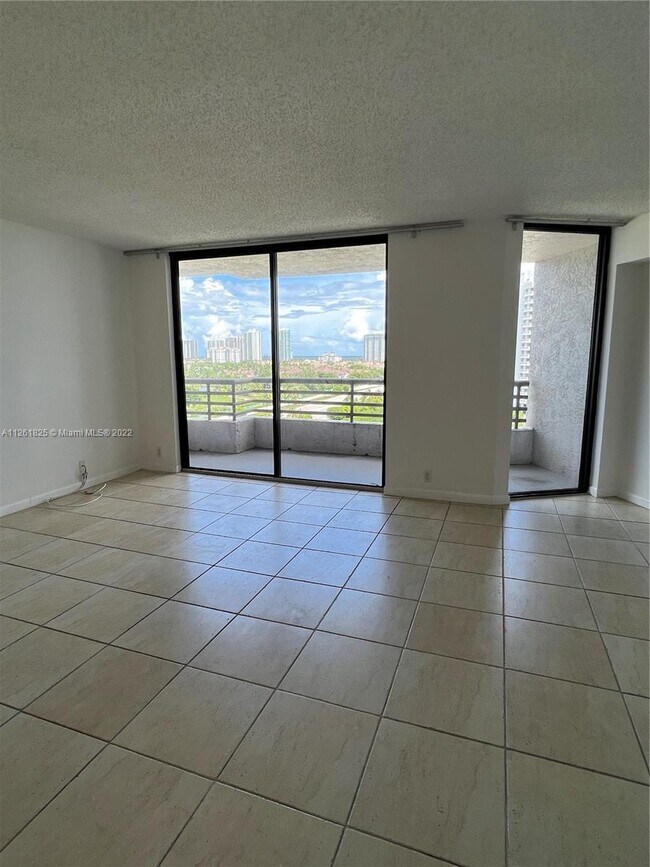Foto del edificio - 3300 NE 191st St