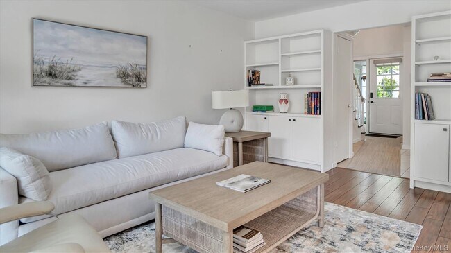 Building Photo - 10 Leland Ln