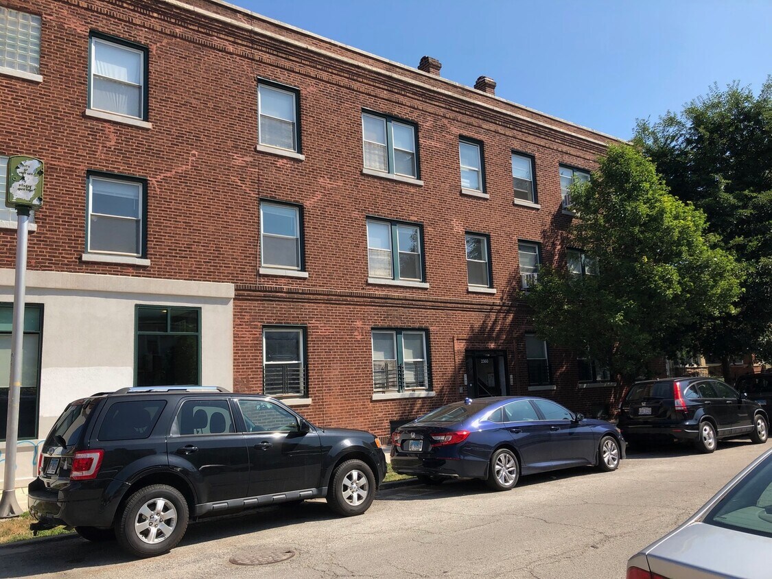 Primary Photo - 2360 W Dickens Ave