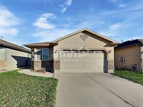 Building Photo - 738 Skipton Dr W