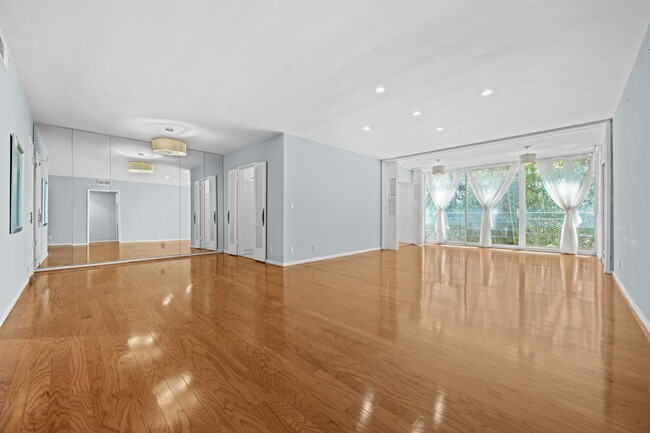 Building Photo - 289 S Barrington Ave