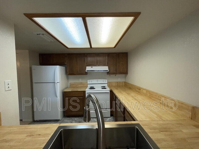 Building Photo - 1800 Club House Dr