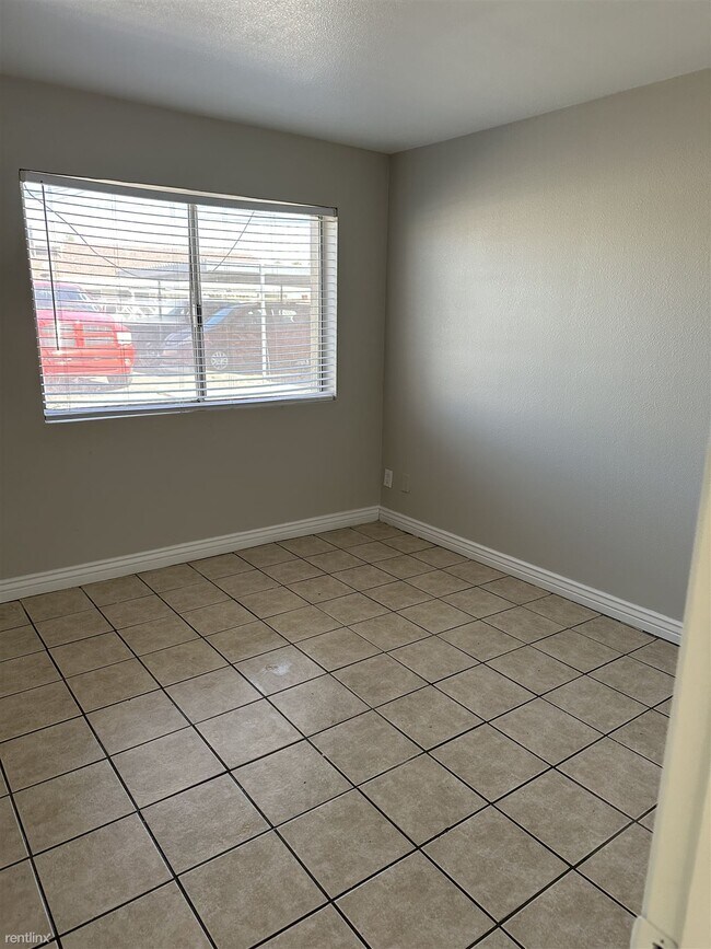 Foto del edificio - 2 br, 1 bath 4plex - 2318 East Broadway Ro...