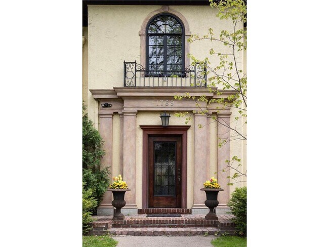 Foto del edificio - 1769 Dupont Ave S