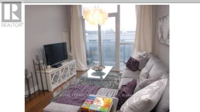 Photo du bâtiment - 135 Village Green Square