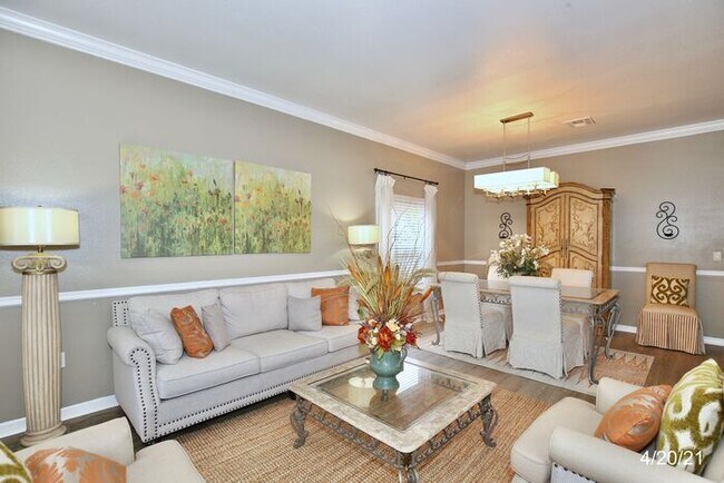 Building Photo - Gorgeous 5/2.5 Pool Home with a Covered Pa...