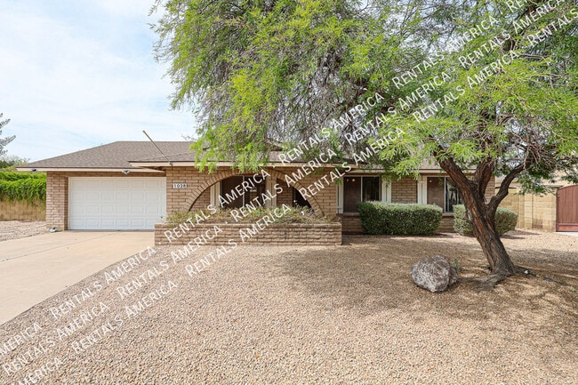 Building Photo - 1028 E Paradise Ln
