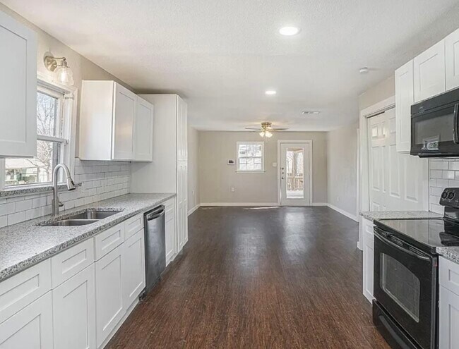 Building Photo - 1213 Meadow Park Dr