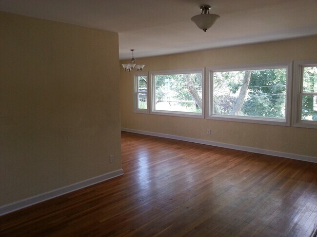 Building Photo - Incredible 4 bedroom (+Office), 2-1/2 bath...