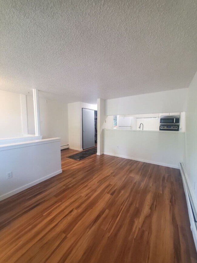 Building Photo - Large and Spacious One Bedroom Available A...