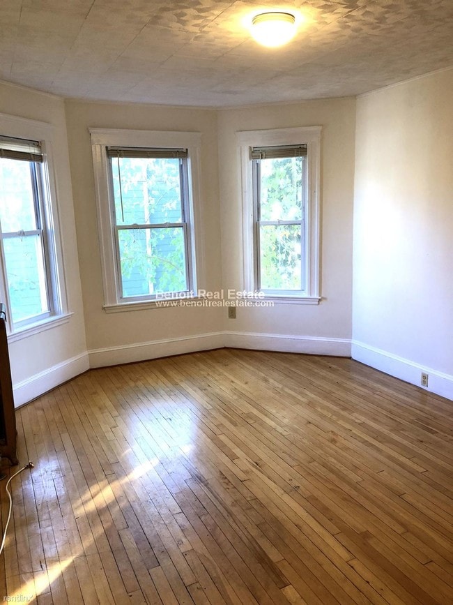 Building Photo - 3 br, 1 bath  - 33 Rose St