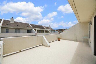 Building Photo - 600 Wilcrest Dr