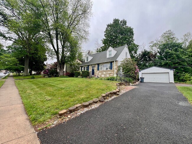 Foto del edificio - Stunning 3-Bedroom Home with Finished Base...