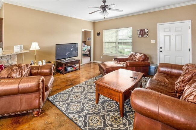 Building Photo - 410 Deacon Dr W